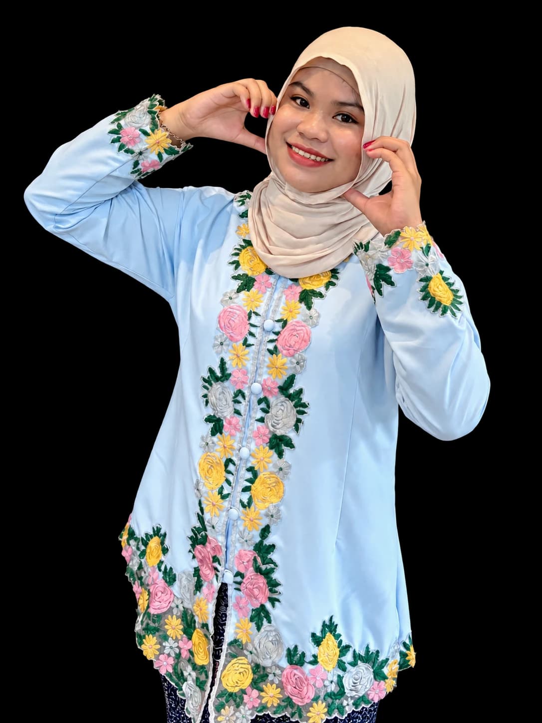 Nur Ramadhani dalam kebaya biru dengan sulaman bunga